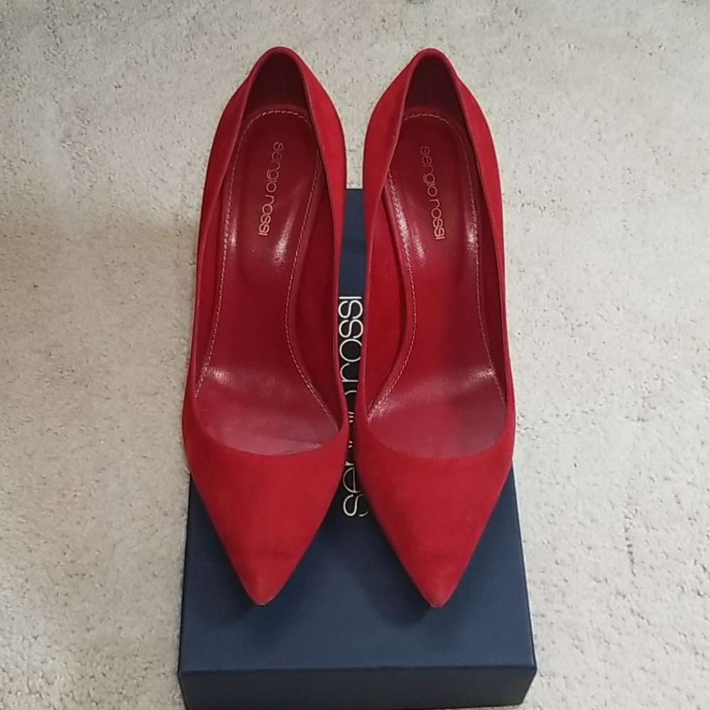Red pumps